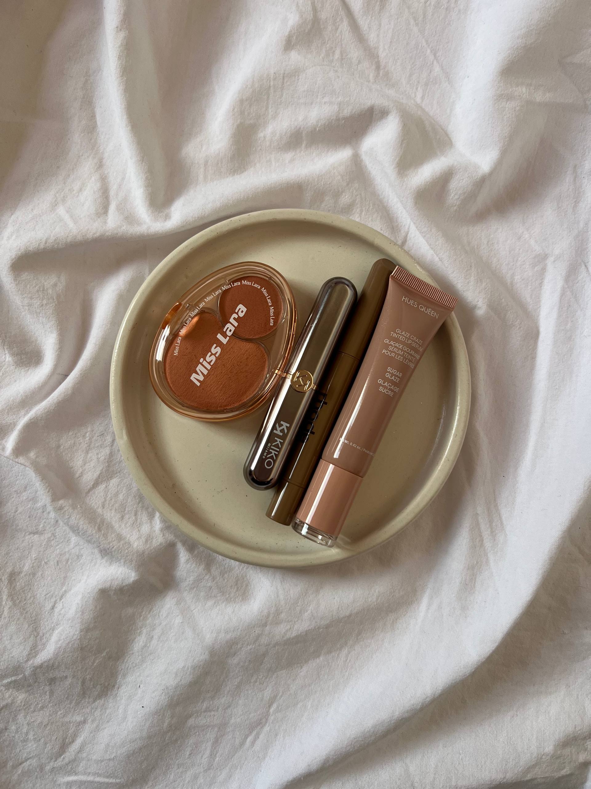 6028220315332627052 (1) پک هدیه آرایشی کرمی و قهوهای